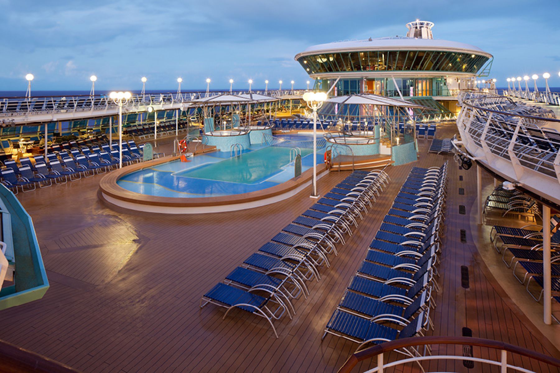 Открытый бассейн на Enchantment of the Seas