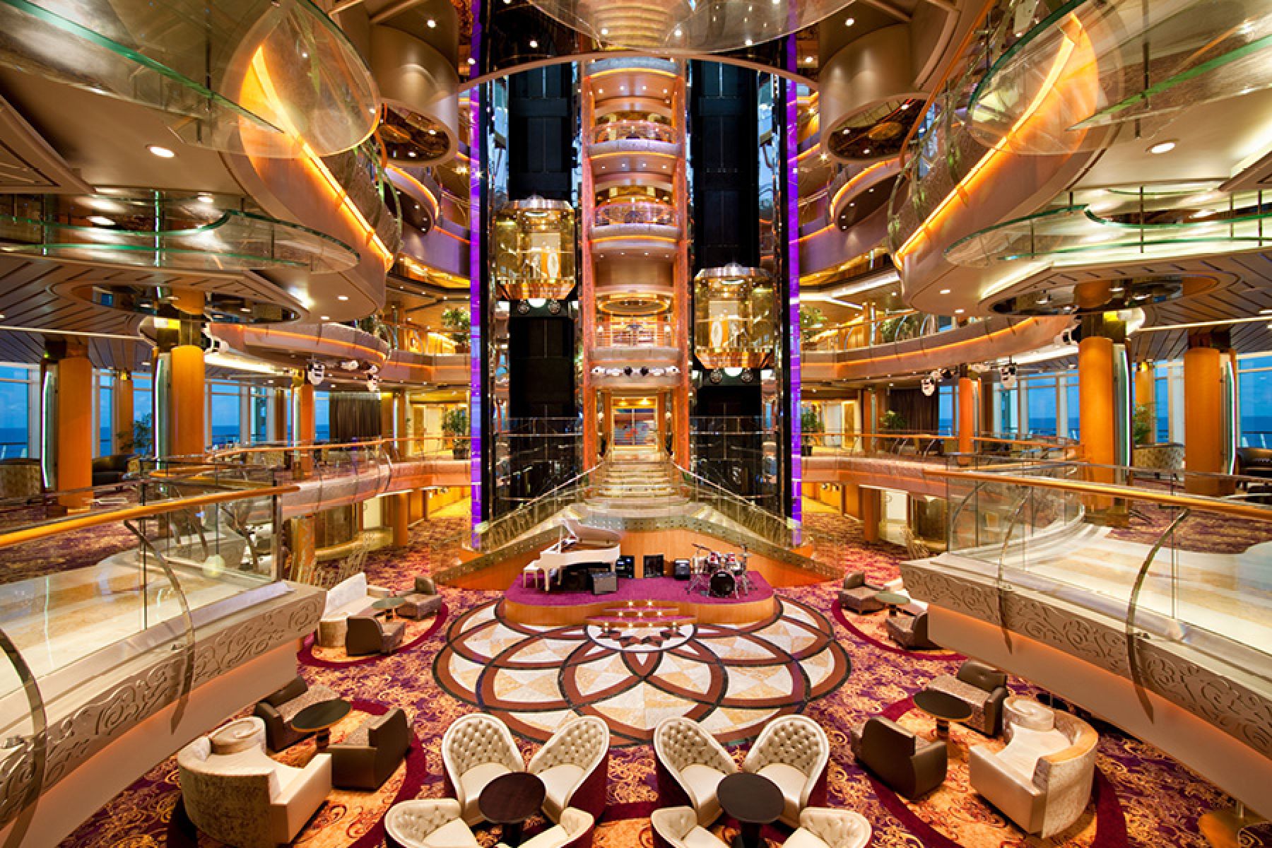 Центральный атриум на Rhapsody of the Seas